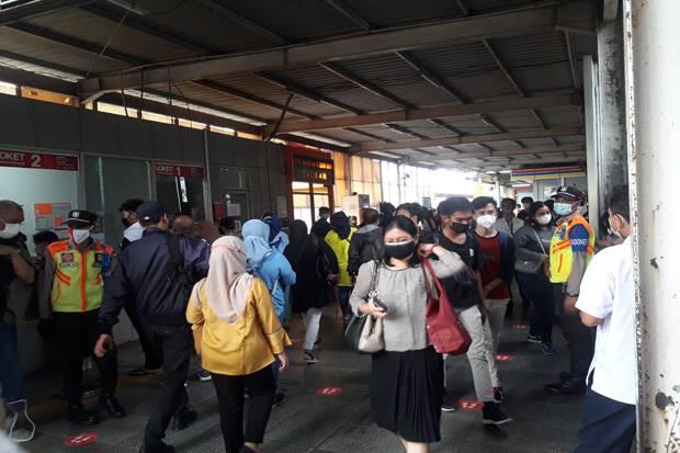 Hari Pertama Pembatasan Operasi Stasiun Tanah Abang, Penumpang KRL Dibuat Bingung