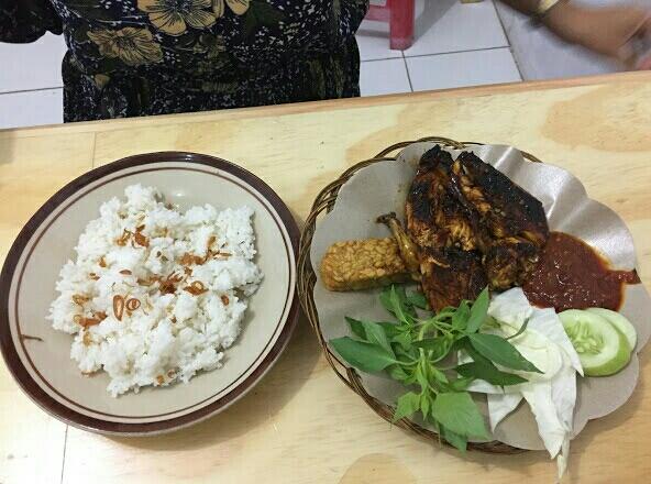 Mau Dipenyet Atau Dibakar, Datang Aja Ke Ayam Penyet Rempah Solo 2