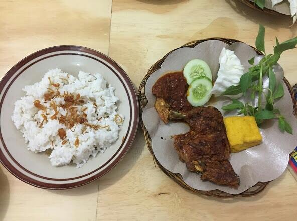 Mau Dipenyet Atau Dibakar, Datang Aja Ke Ayam Penyet Rempah Solo 2