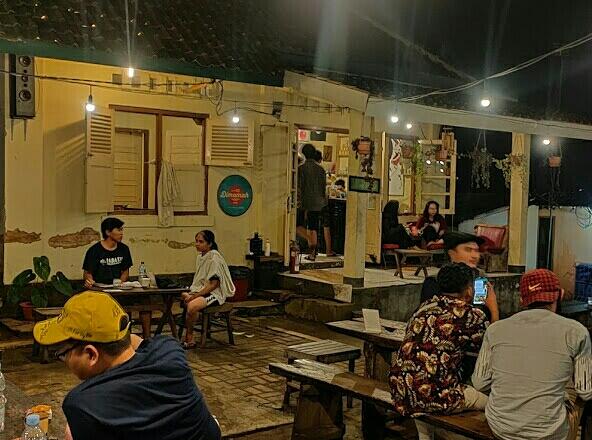 Pengen Nongki Sambil Ngopi Dengan Suasana Outdoor, Kopi Bakar Bapak Endut Tempatnya