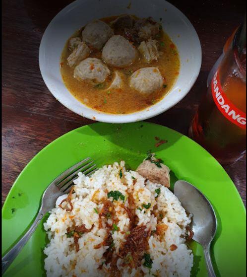Makan Bakso Mas Kumis Djarum Merupakan Suatu Kepuasan yang Hakiki