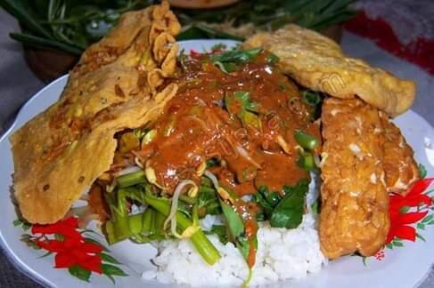 Mau Menikmati Pecel Aneka Toping? Pecel Mbok Sador Salah Satu Yang Wajib Dikunjungi