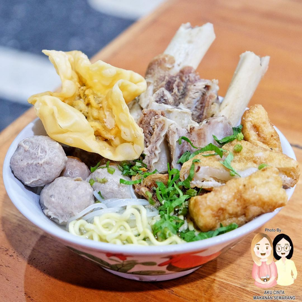 Mau Nyoba Bakso Unik? Yuk Cicipi Bakso Nuklir Pak Joko