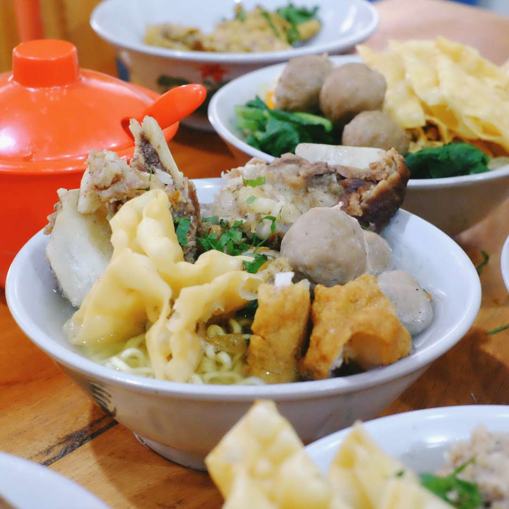 Mau Nyoba Bakso Unik? Yuk Cicipi Bakso Nuklir Pak Joko