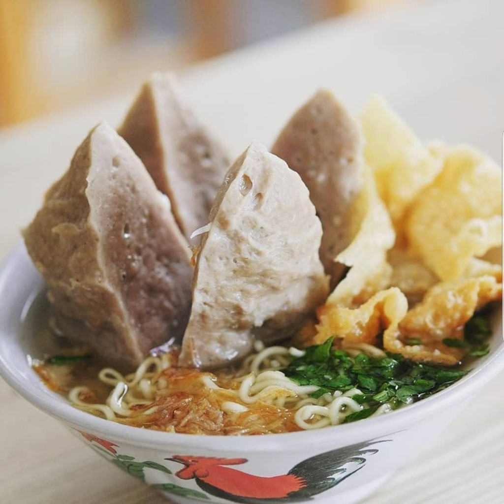 Mau Nyoba Bakso Unik? Yuk Cicipi Bakso Nuklir Pak Joko
