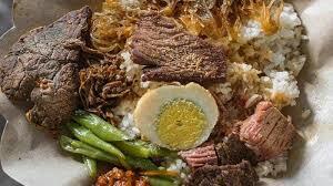 Nasi Petis dengan Segala Macam Isinya, Kuliner Paling Hits di Madura