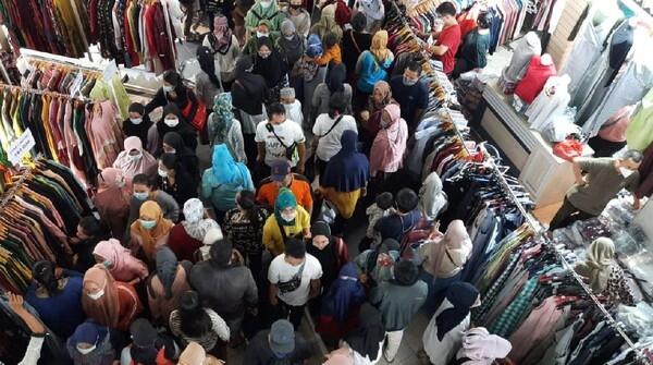 Pasar Tn Abang Di Serbu 87 Ribu Pengunjung!!!.Abis Lebaran Jakarta bakal Panen Covid
