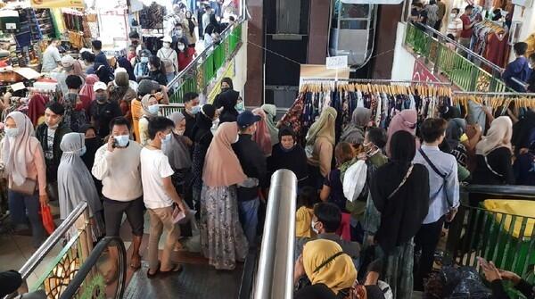 Pasar Tn Abang Di Serbu 87 Ribu Pengunjung!!!.Abis Lebaran Jakarta bakal Panen Covid