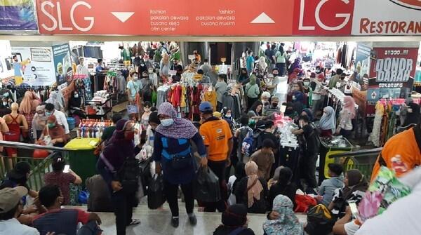 Pasar Tn Abang Di Serbu 87 Ribu Pengunjung!!!.Abis Lebaran Jakarta bakal Panen Covid