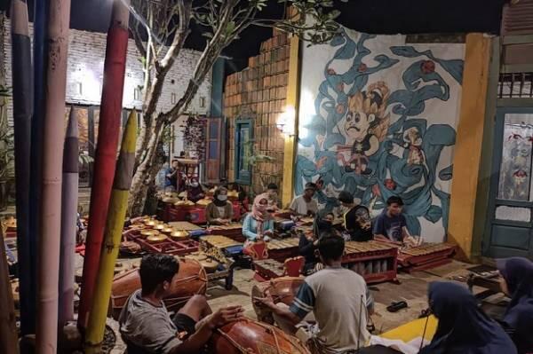 Ngabuburit Unik Ala Cartoon Village Sidareja Purbalingga