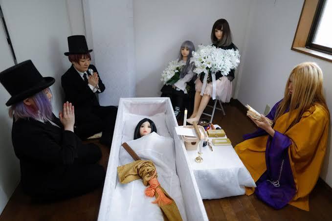 WOW, Ternyata di Jepang Ada Pemakaman Boneka Seks Lho, Tarifnya Mahal Juga