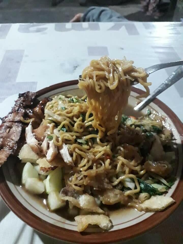 Mie Pak Supar di Masak dengan Tungku Kayu Bakar Bisa Jadi Referensi!
