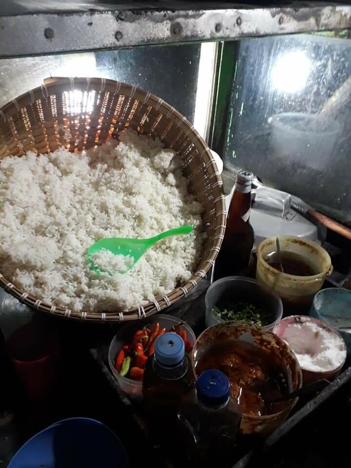 Mie Pak Supar di Masak dengan Tungku Kayu Bakar Bisa Jadi Referensi!