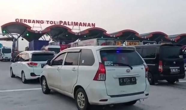 Sehari Jelang Penyekatan Kendaraan, Tol Cipali Padat Merayap