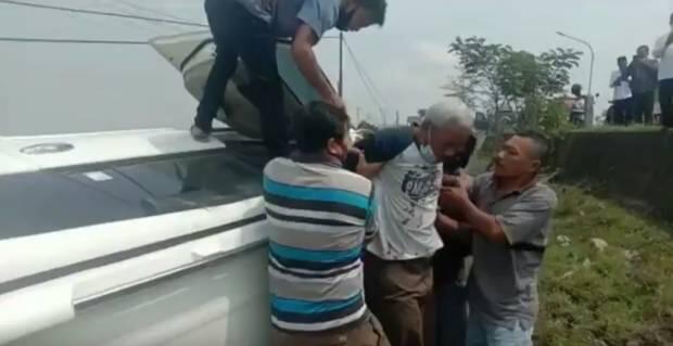 Mobil Mantan Camat Terjun ke Parit Sedalam 3 Meter, Evakuasi Korban Dramatis