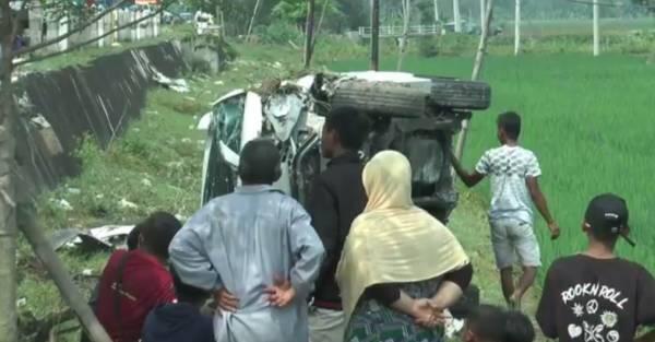 Mobil Mantan Camat Terjun ke Parit Sedalam 3 Meter, Evakuasi Korban Dramatis