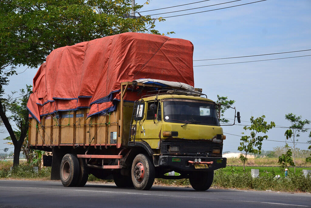 Bukan Buat Gaya! Inilah Alasan Mengapa Truk Besar Memiliki Lampu Dengan Posisi Rendah