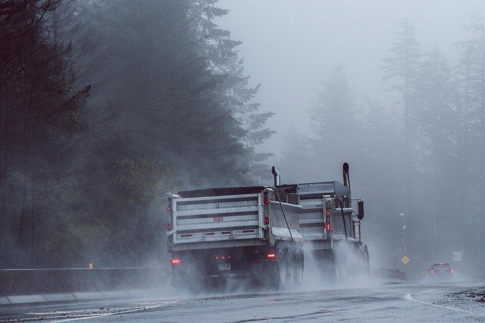 Bukan Buat Gaya! Inilah Alasan Mengapa Truk Besar Memiliki Lampu Dengan Posisi Rendah