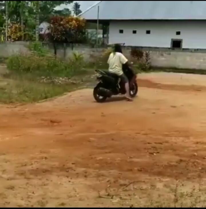 Oleng Kapten! Baru Belajar Motor Eh Emak Ini Langsung Nyium Tembok, Kasian Bener Deh