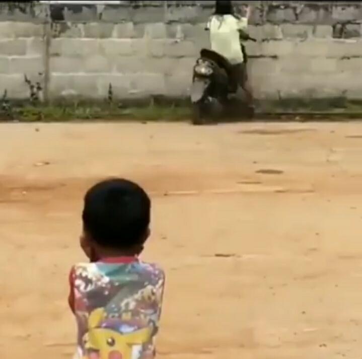 Oleng Kapten! Baru Belajar Motor Eh Emak Ini Langsung Nyium Tembok, Kasian Bener Deh