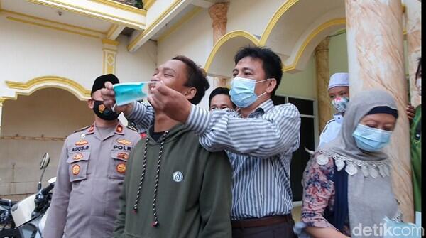 Berdamai, Nawir Remaja Masjid yang Tarik Masker Jemaah Jadi Duta Masker