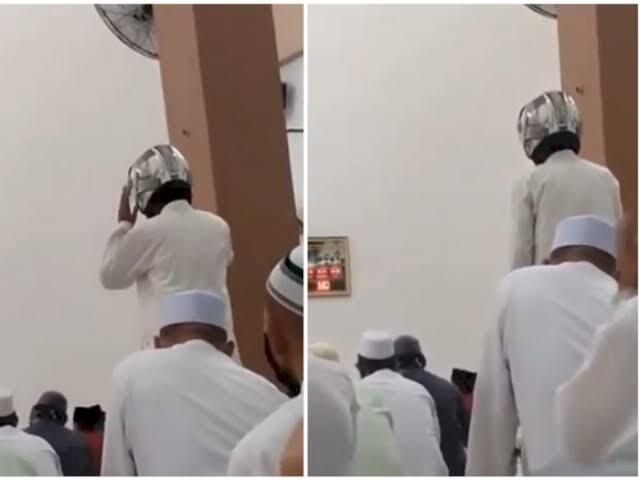 Bikin Heboh, Pria Salat di Masjid Pakai Helm
