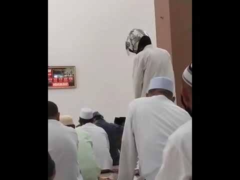 Bikin Heboh, Pria Salat di Masjid Pakai Helm