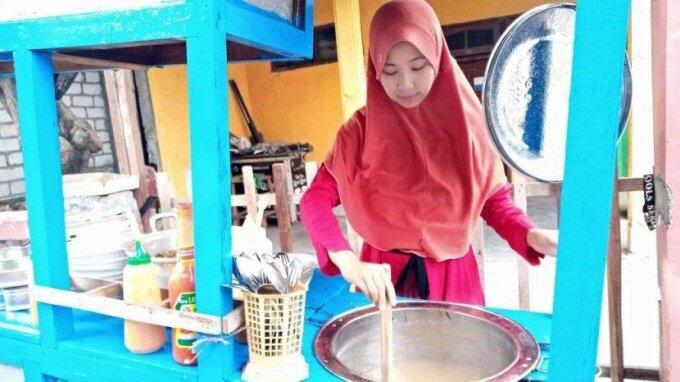 Habis 250 Porsi Mahasiswa Cantik Ini Berjualan 'Mie Ayam Sedulur', Luar Biasa!