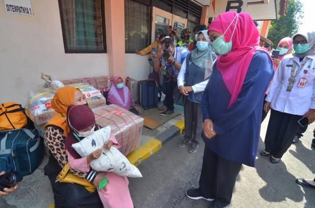 Tangis Kartini PMI Asal Jateng Pecah saat Bertemu dan Berdialog dengan Gubernur Jatim