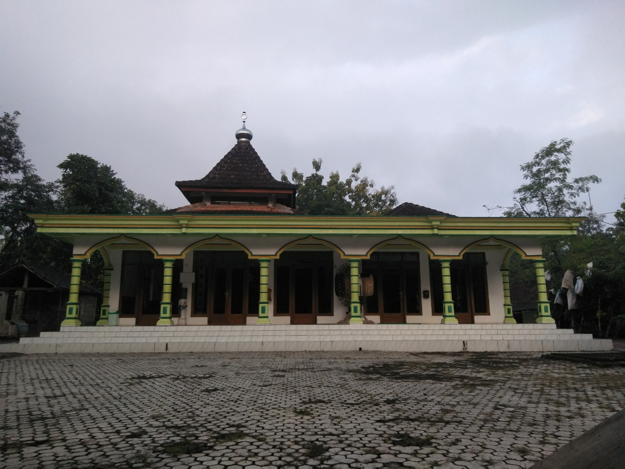 Rinduku di Sini, Pada Masjid, Kampung Halaman, dan Kumpul Keluarga 