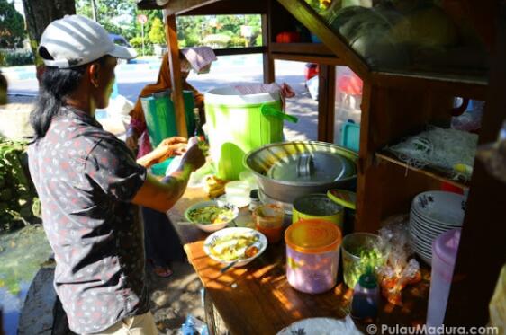 Nikmati Kelezatan Soto Madura Pak Rusmin