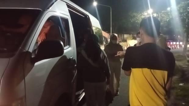 Tak Ada Surat Keterangan COVID-19, Kendaraan Plat B-D dan DA Tetap Lolos di Kuningan