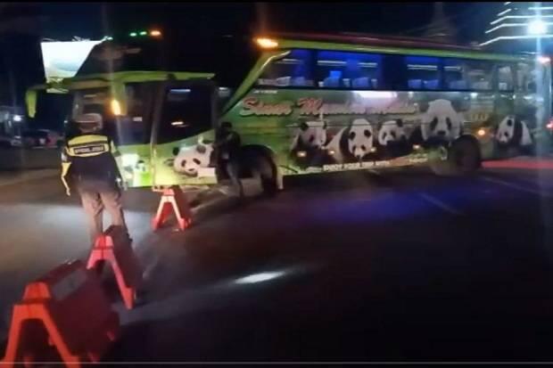 Gagal Mudik, Bus dan Kendaraan Disuruh Putar Balik di Pos Penyekatan Jatim-Jateng