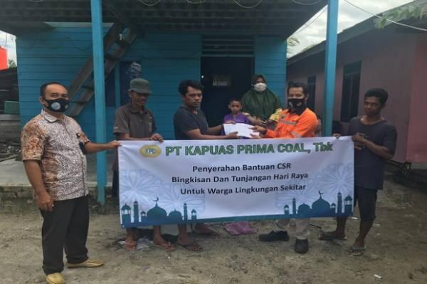 Jelang Lebaran, PT KPC Bagi Ratusan Paket Sembako Bagi Warga Sekitar Perusahaan