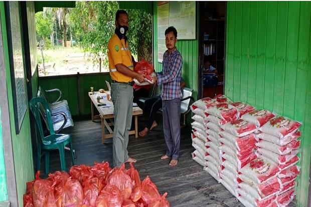 Jelang Lebaran, PT KPC Bagi Ratusan Paket Sembako Bagi Warga Sekitar Perusahaan