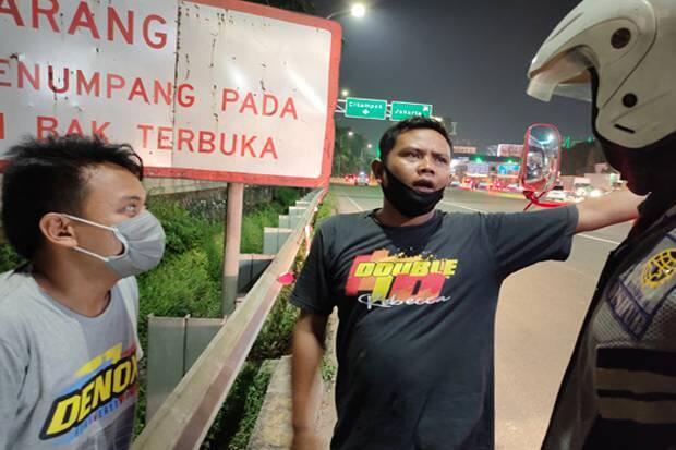 Sopir Truk Ini Tolak Uang Rp3 Juta untuk Angkut 10 Pemudik dari Bekasi ke Pekalongan