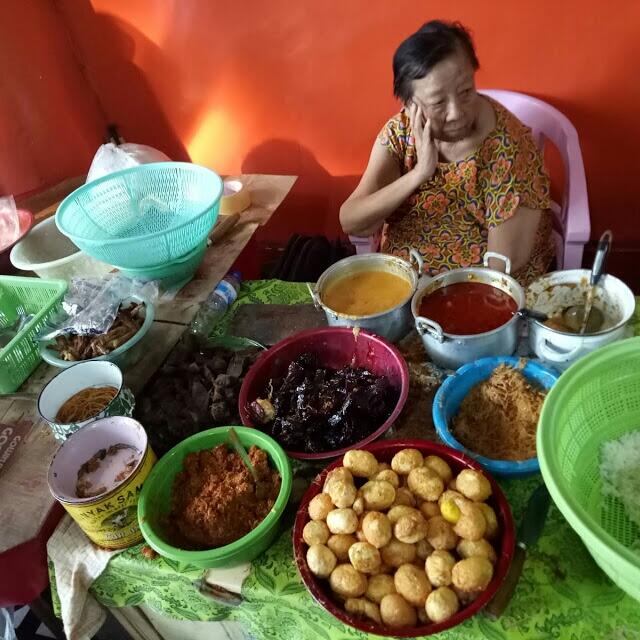 Lezatnya Nasi Campur Nya Lete'