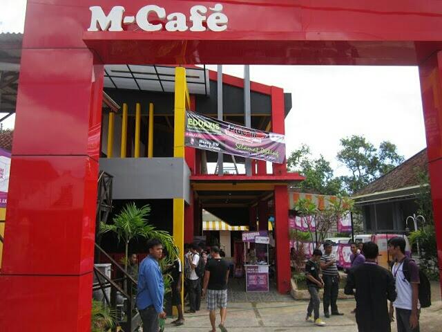 M Cafe, Kafe Terbesar Di Bangkalan Bernuansa Merah