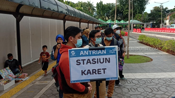 Warga Sebut Anies Telat Buat Aturan Bus TransJakarta Gratis Usai Ramai di Medsos