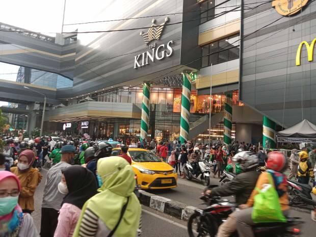 Pengunjung Pusat Perbelanjaan di Kota Bandung Membludak, Begini Reaksi Satpol PP