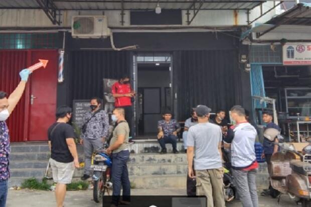 Ruko Tak Kunjung Buka, Ternyata Karyawan Barbershop Gantung Diri