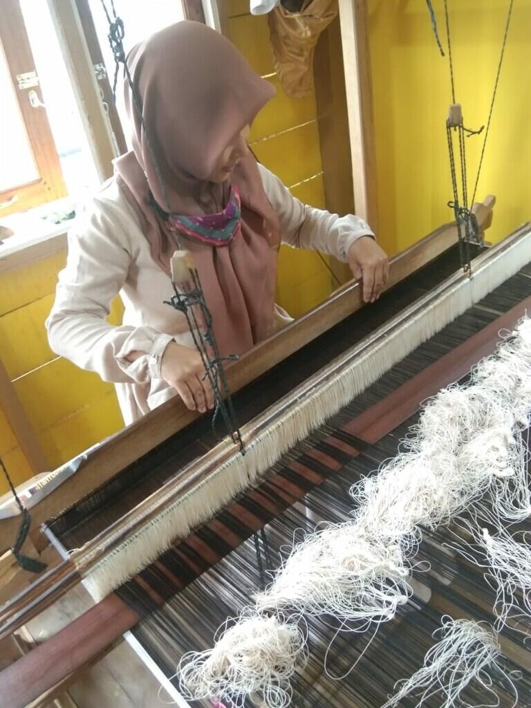 Rindu Menenun Kisah Di Kampung Halaman Orang Tua