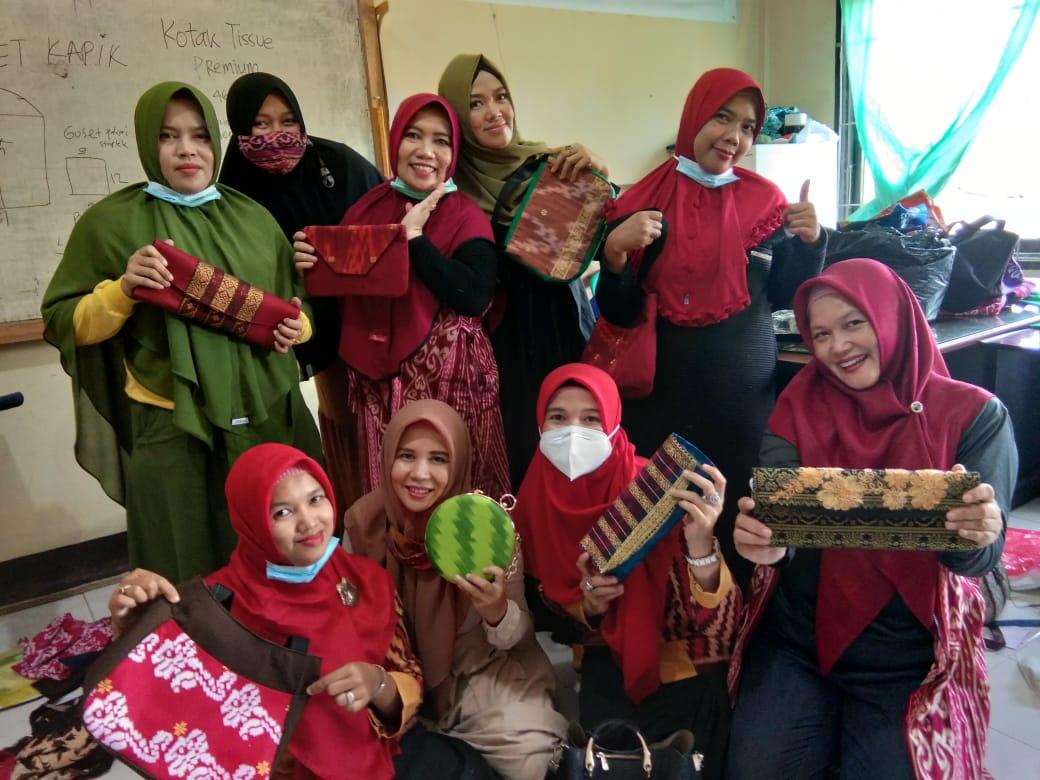 Rindu Menenun Kisah Di Kampung Halaman Orang Tua