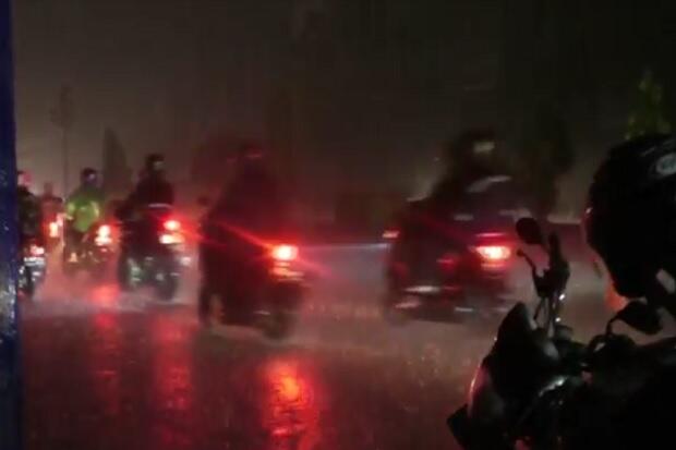 Pos Penyekatan di Karawang Berhasil Ditembus Ratusan Motor Pemudik karena Hujan Deras