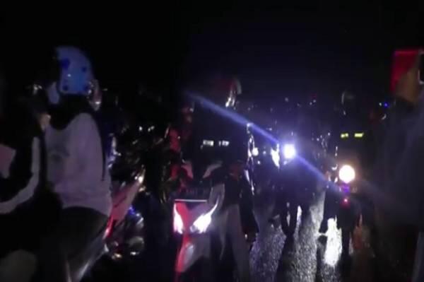 Pos Penyekatan di Karawang Berhasil Ditembus Ratusan Motor Pemudik karena Hujan Deras