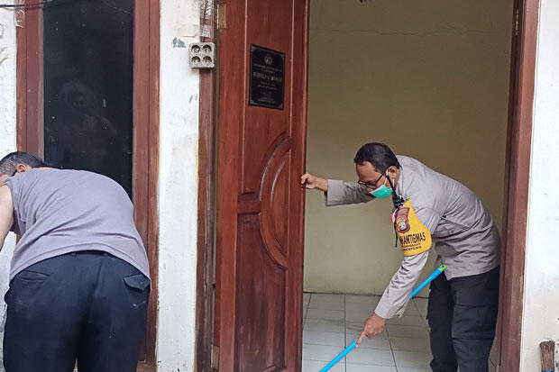 Agar Ibadah Khusyuk, Polisi Bersihkan Musala Al Barokah Pegangsaan