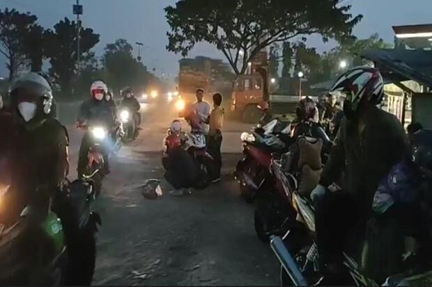 Jalur Tikus dan Hujan Lebat Membuat Ratusan Pemudik Lolos Penyekatan