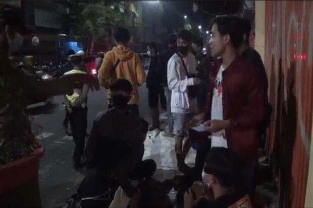 Dini Hari, Kerumunan Warga di Warung Lesehan Mojokerto Dibubarkan Petugas
