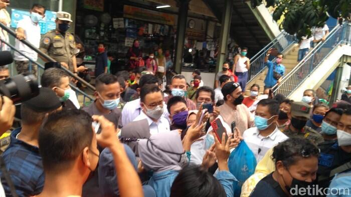 Anies ke Pasar Cengkareng, Warga Berkerumun Nyanyi Ultah-Minta Selfie