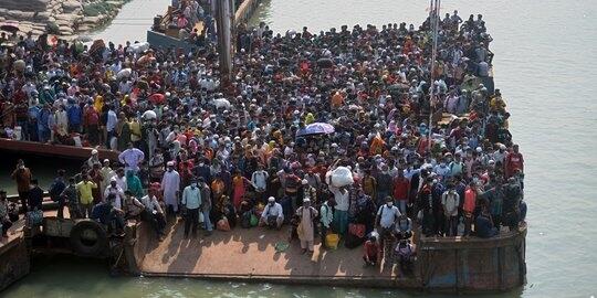 Pemudik Bangladesh Padati Kapal Feri